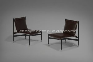 Paire de fauteuils, métal et cuir brun | Jacques Adnet