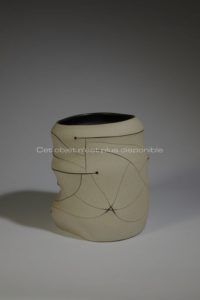 Vase polymorphe sable à décor noir incisé, grès, 2012 | Gustavo Perez