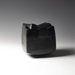 Contenir le vent « la 9-V », sculpture céramique à couverte noire | Brigitte Marionneau