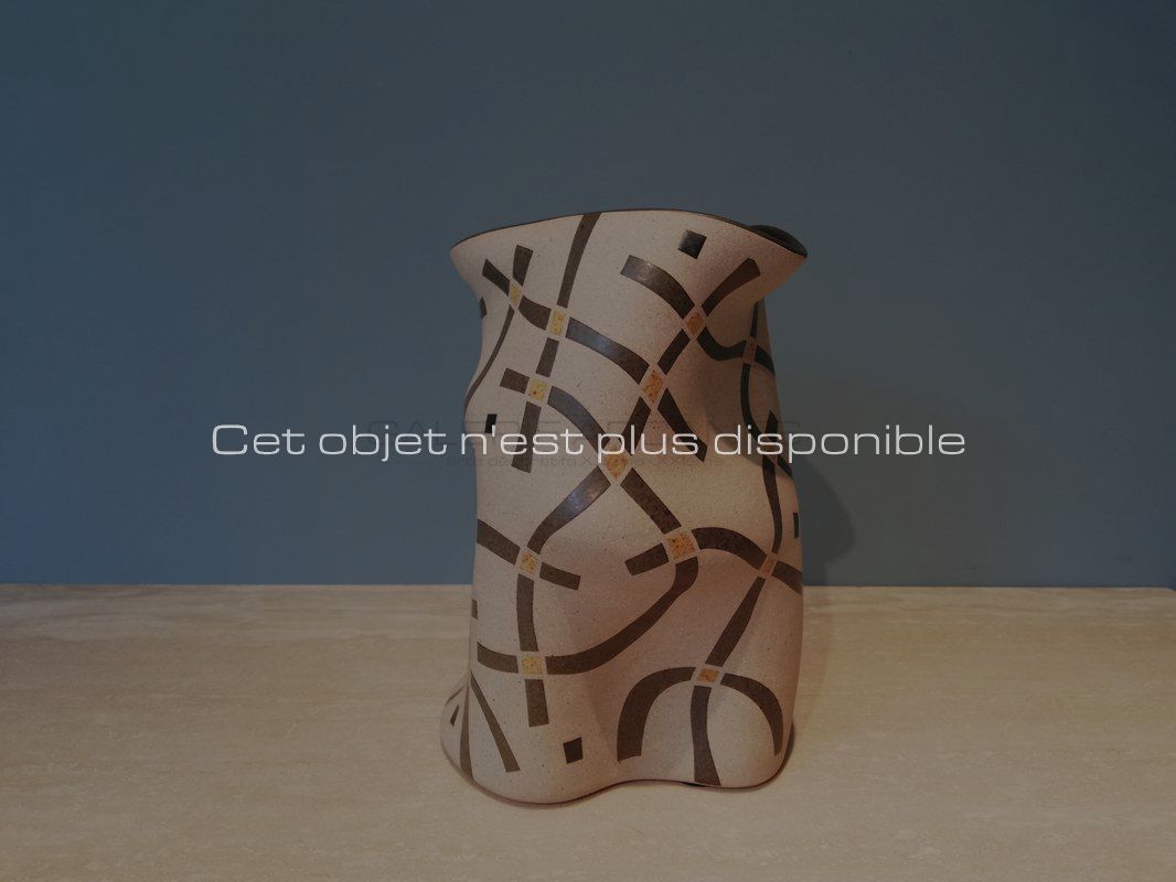 Gustavo-Perez-Haut-vase-polymorphe-émaillé-jaune-sable-et-gris_-Galerie-Arcanes-l-Arts-Décoratifs-XXe-Art-Contemporain-Paris.jpg