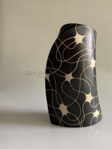Haut vase méplat en grès, à motifs étoilés, 2017 | Gustavo Perez