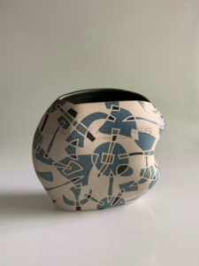 Vase en grès à décor géométrique émaillé bleu, 2013 | Gustavo Perez