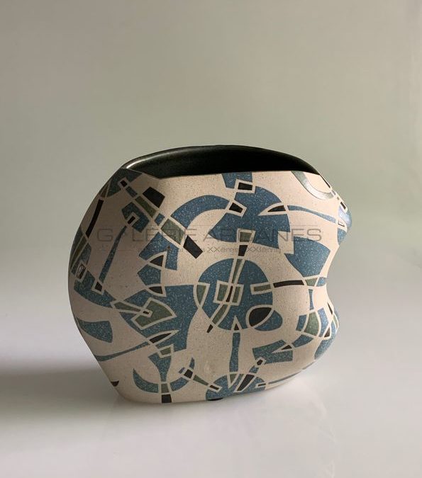 Vase en grès à décor géométrique émaillé bleu, 2013 | Gustavo Perez