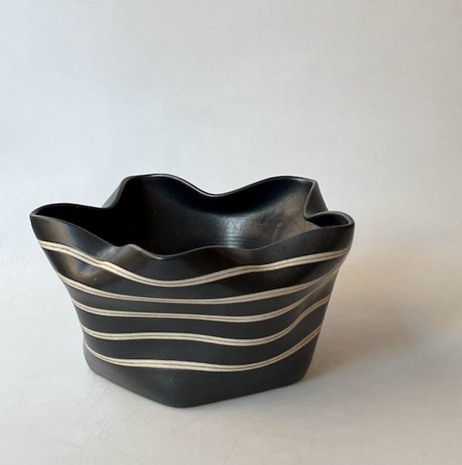Beautiful vase black enamel, 2002 | Gustavo Perez