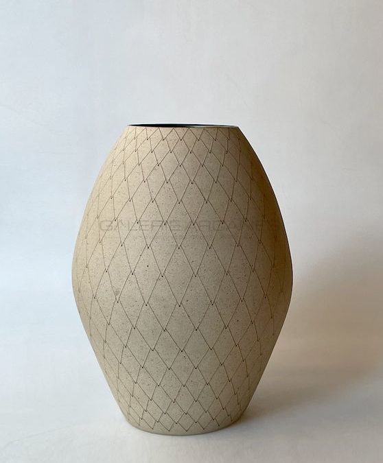 Beau vase ovoïde à décor d’écailles incisé | Gustavo Perez