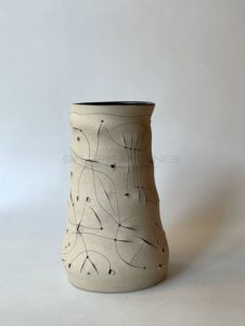 Vase polymorphe, à décor de lignes incisées | Gustavo Perez