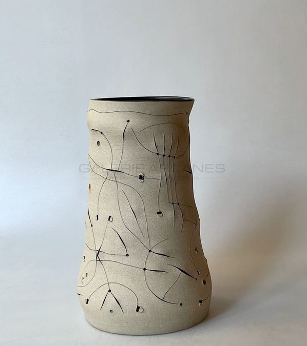 Vase polymorphe, à décor de lignes incisées | Gustavo Perez