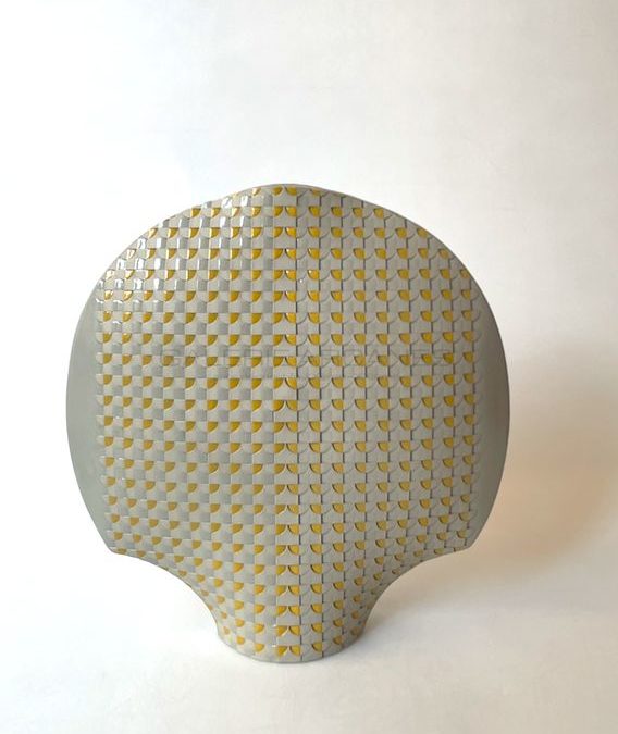Arcade, grès teinté gris émaillé jaune, 2022 | Hélène Morbu