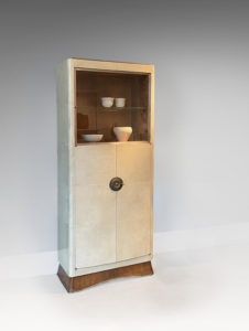 Meuble de collectionneur, parchemin, circa 1930 | Dominique